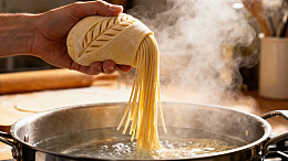 厨房烹饪面条实拍