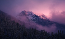 紫色梦幻雪山风光摄影