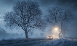 寒夜孤车雾中行