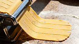 厨房制作面食工具使用场景