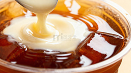 糖浆倒入咖啡特写摄影图