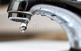 金属水龙头滴水特写