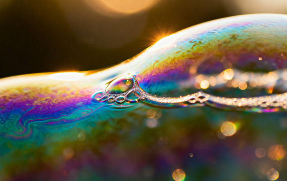 彩虹色泡泡特写微距摄影