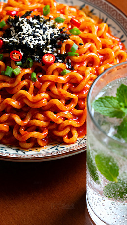 辣味拌面美食摄影