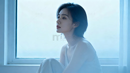 窗边静谧女子写真