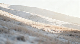 雪地山丘冬日景象