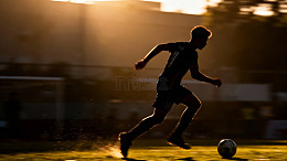 夕阳足球剪影运动摄影