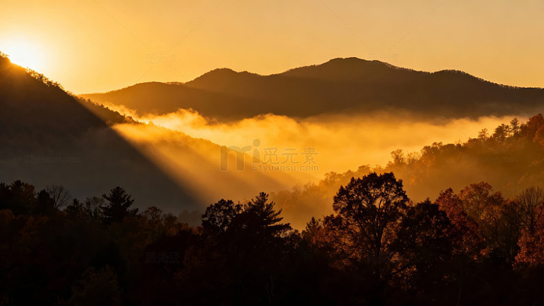 山间晨曦雾霭风光