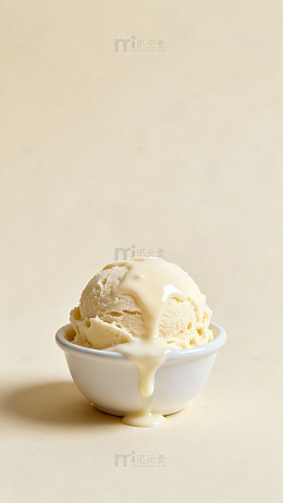 冰淇淋美味诱人奶油色小碗盛放