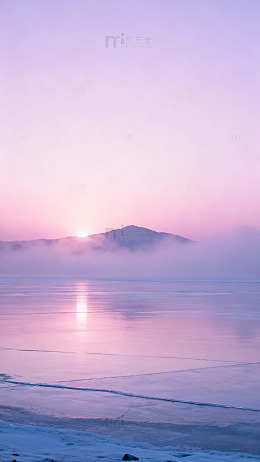 晨曦冰湖山峦美景