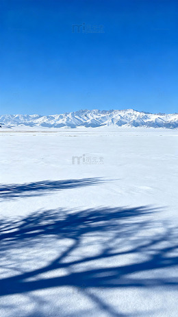 雪原蓝天雪山美景摄影图片