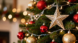 圣诞树红金装饰特写