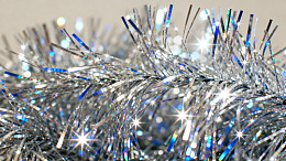 闪亮金属箔节日装饰特写