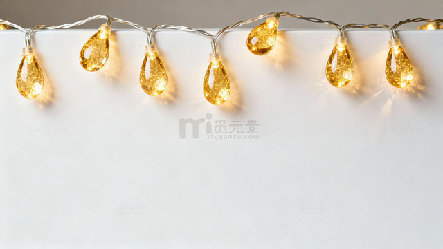 一串水滴形灯泡在白色背景上发出温暖光芒