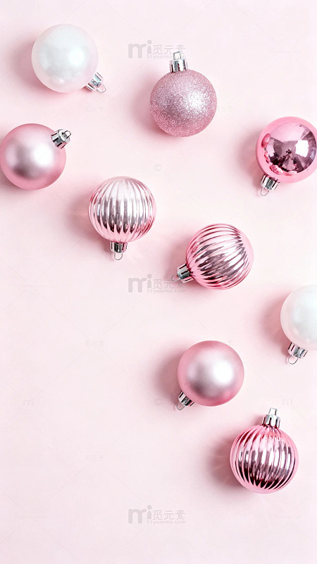 粉色背景上散落的多种质感圣诞装饰球
