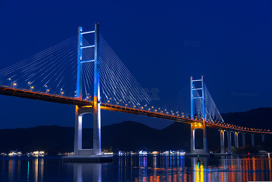 夜景吊桥灯光倒影摄影