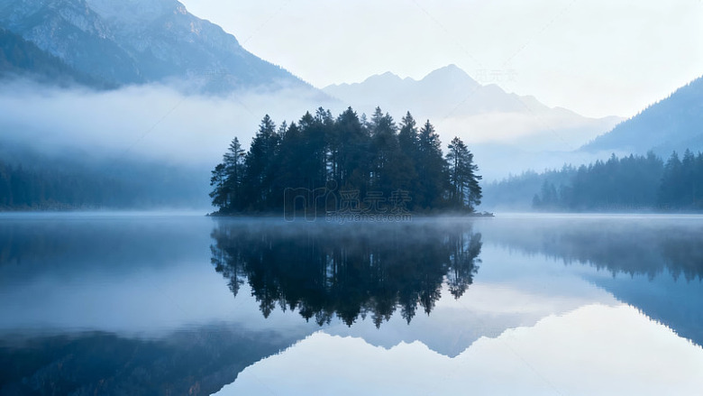 湖中孤岛松林倒影与远处山雾