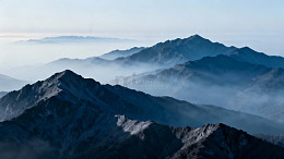 层叠山脉在薄雾中若隐若现的壮丽景观
