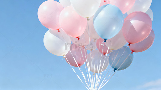 蓝天背景下色彩缤纷的气球束