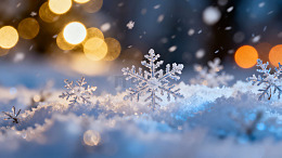 冬季雪景中精致雪花与温暖灯光交相辉映