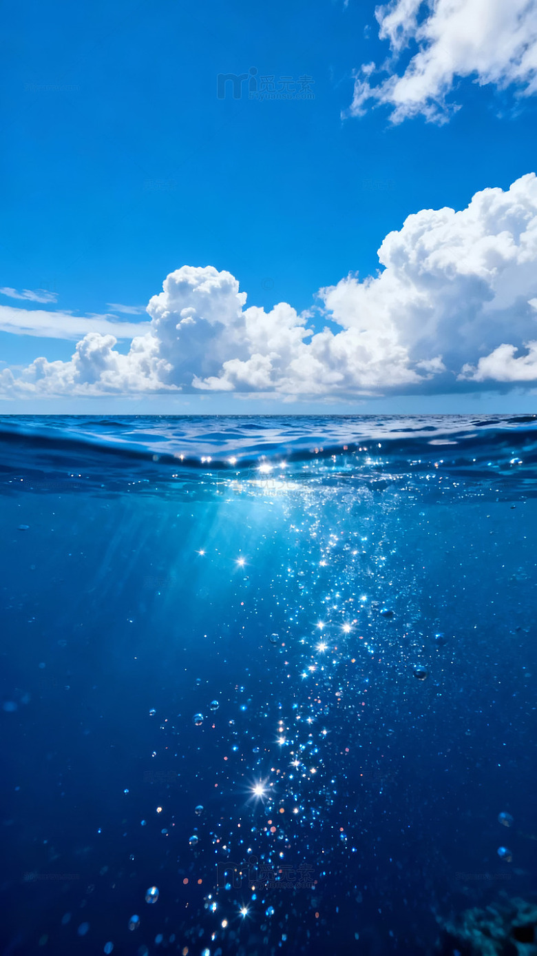 海天一线水下光影与蓝天白云交相辉映