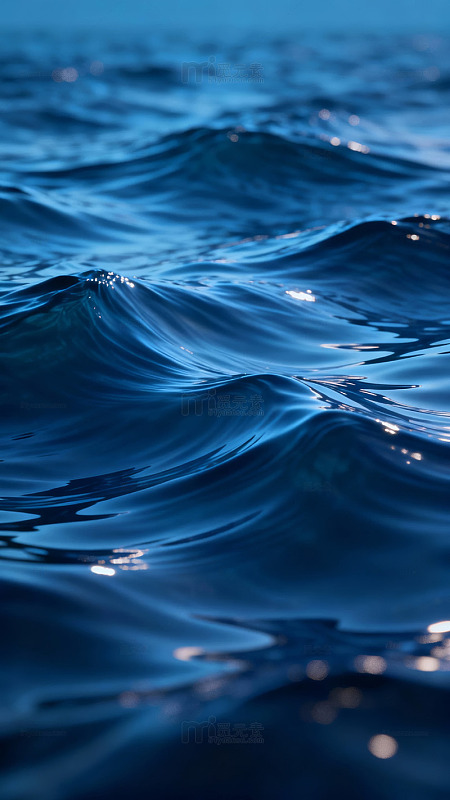 深蓝色海浪在微光中起伏荡漾