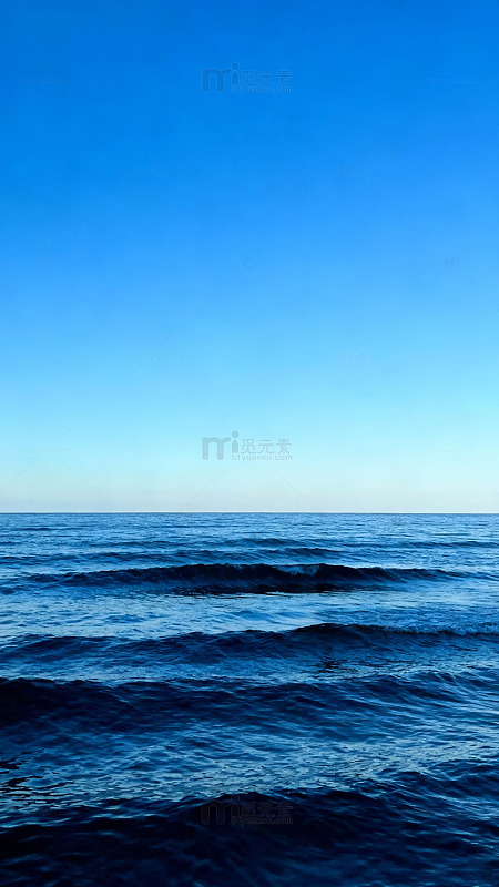 蔚蓝天空下平静海面波浪轻柔起伏