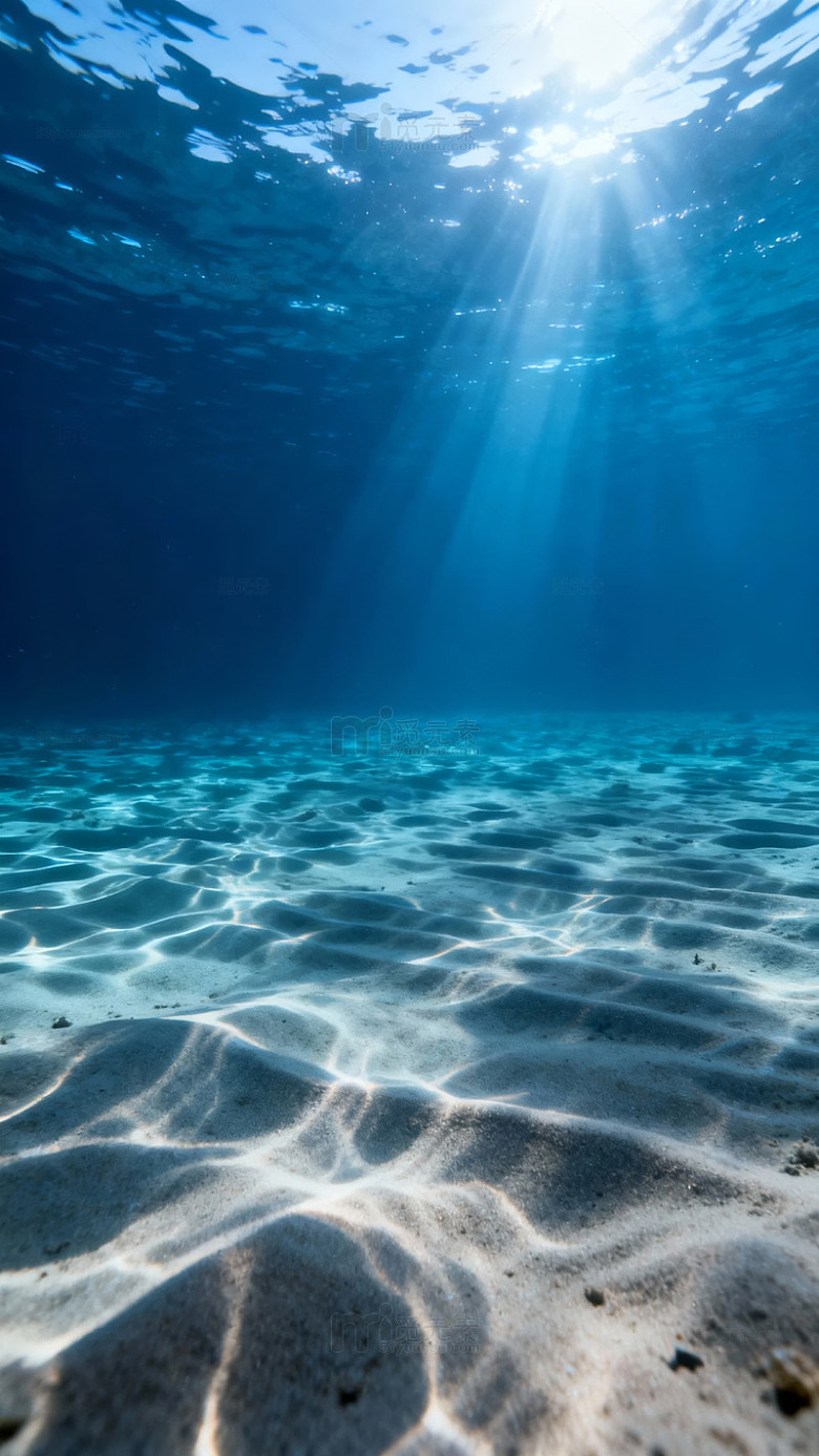 阳光穿透水面照亮海底沙地的宁静水下景象