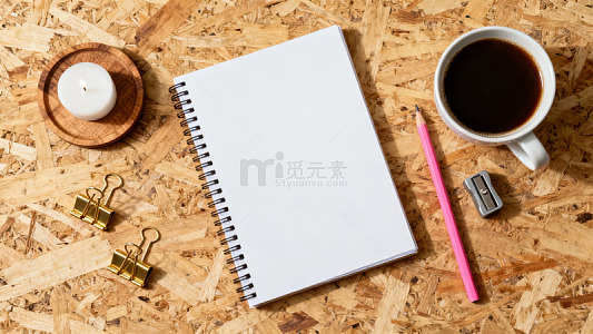 木质桌面上摆放着空白笔记本咖啡笔文具用品