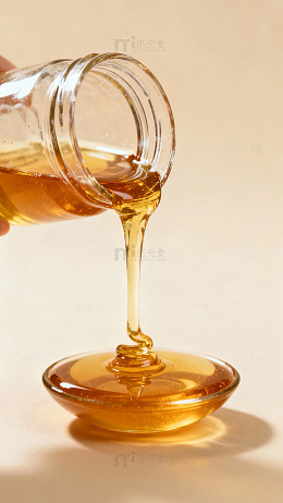 蜂蜜从瓶中倾泻至容器