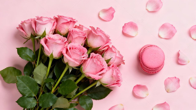 粉色玫瑰花束与马卡龙点缀的浪漫场景