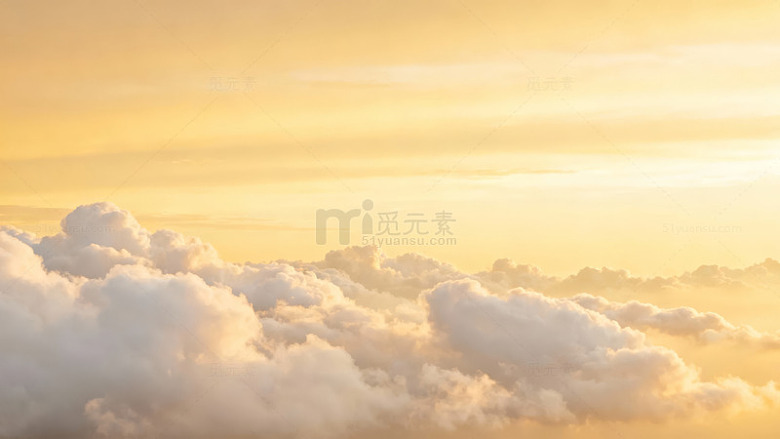金色晨曦中的云海景观