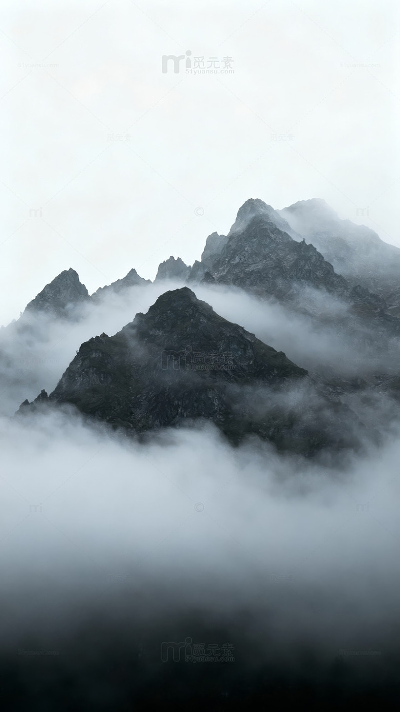云雾缭绕的山峰图片