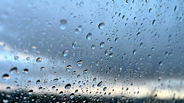 雨滴覆盖的玻璃特写图片