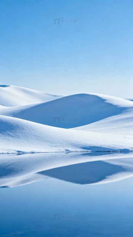 雪原冰湖静谧倒影图片