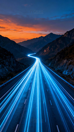 夜幕山间公路光轨图片