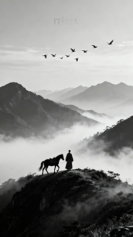 山巅人马剪影伴飞鸟云雾缭绕
