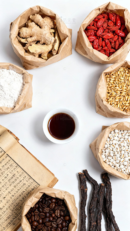 多种天然食材与古籍摆放在白色背景上