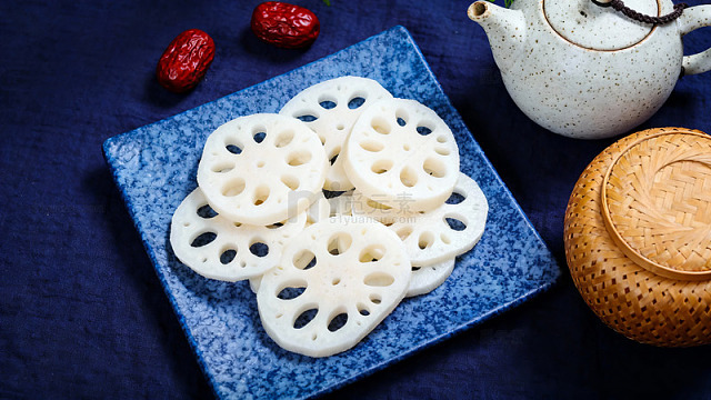 蓝盘莲藕片配红枣与茶具摆拍