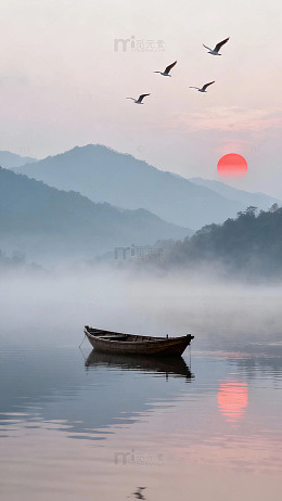 日出时分雾气缭绕的湖面上漂浮着一艘小船