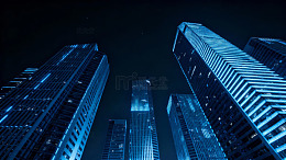夜幕下高楼林立的城市景观