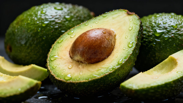 新鲜牛油果切片与整体展示