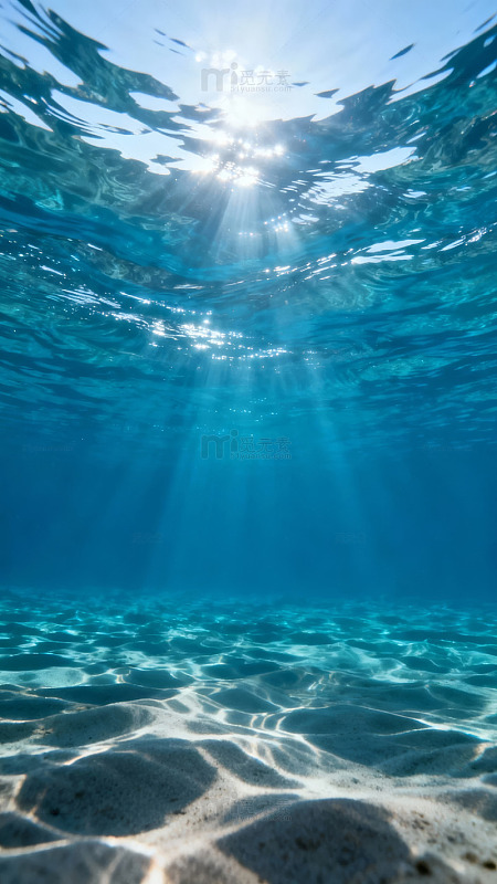 阳光穿透水面洒落海底
