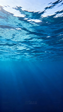 深蓝海底光影交错图片