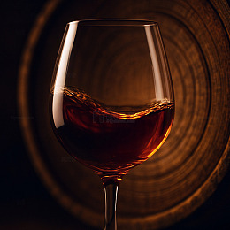 酿酒步骤8-陈酿-琥珀酒液特写