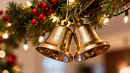 金色圣诞铃铛装饰特写