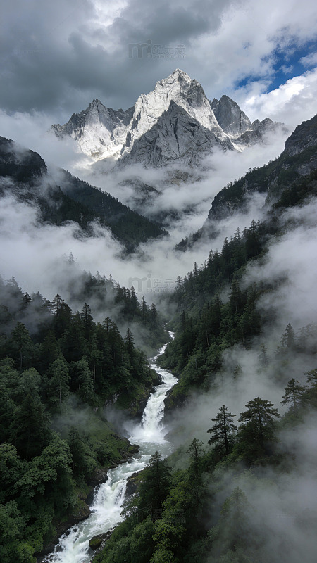 云雾山峰溪流风光
