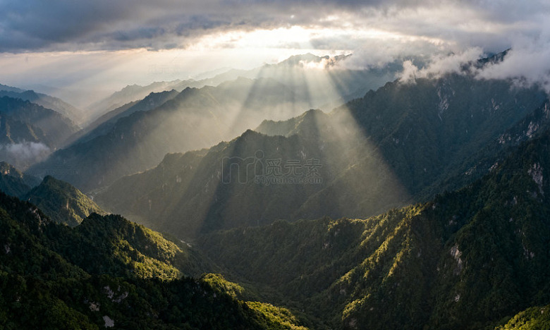 山峦云雾阳光风景摄影