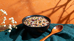 一碗杂粮饭搭配木质勺子