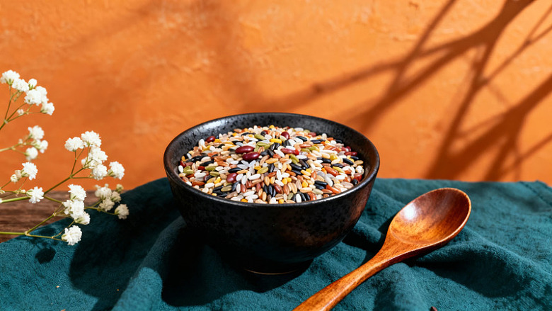 一碗杂粮饭搭配木质勺子